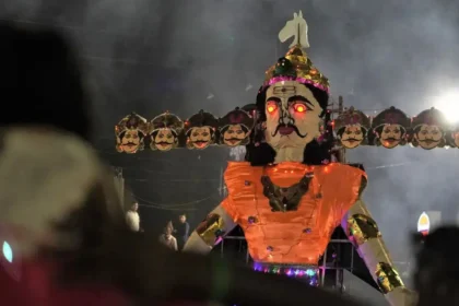 Dussehra 2025: जानें क्यों मनाया जाता है यह पर्व, रावण दहन का शुभ मुहूर्त और पौराणिक कथाएँ