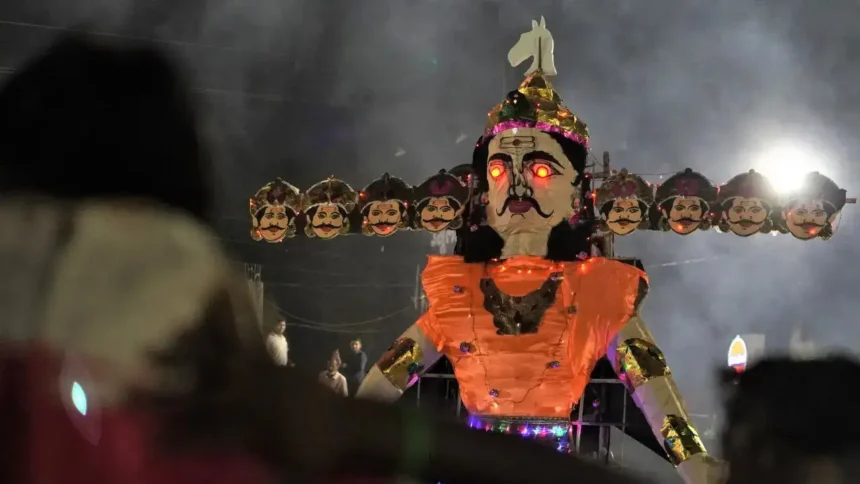 Dussehra 2025: जानें क्यों मनाया जाता है यह पर्व, रावण दहन का शुभ मुहूर्त और पौराणिक कथाएँ
