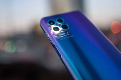 Moto G100 लॉन्च: 7000mAh बैटरी, 50MP कैमरा और Snapdragon 6 Gen 1 प्रोसेसर के साथ मिड-रेंज में मचाया धमाका